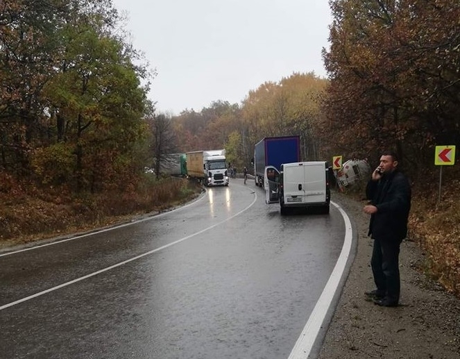 Тежка катастрофа между ТИР и цистерна затруднява движението по главен