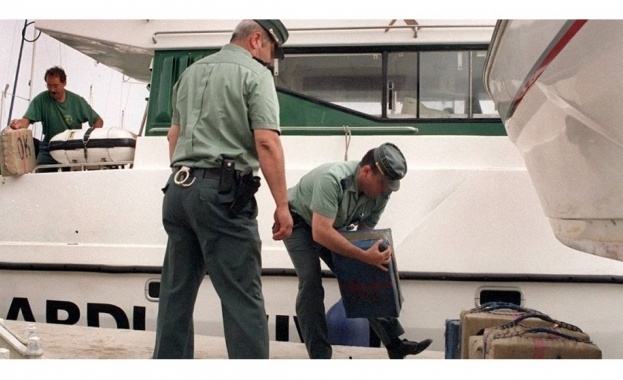 Испанската полиция задържа подводница с 3 тона кокаин съобщи телевизионният