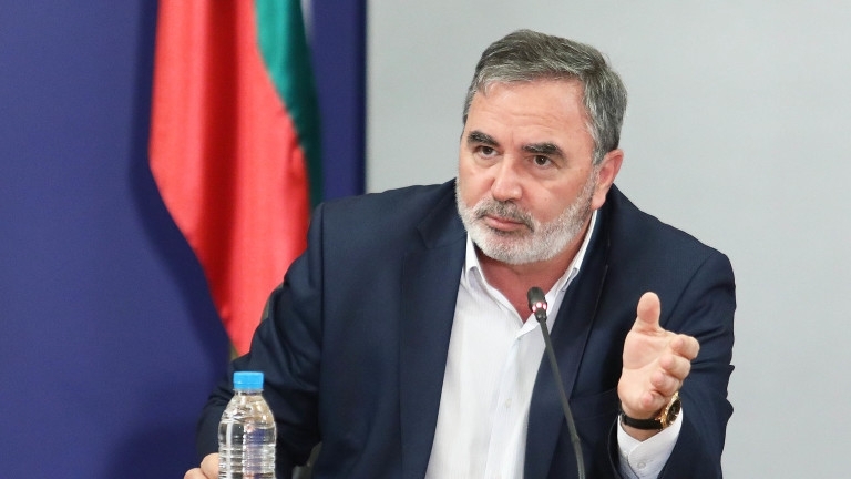 Задължителното носене на маски ще остане за много дълго време