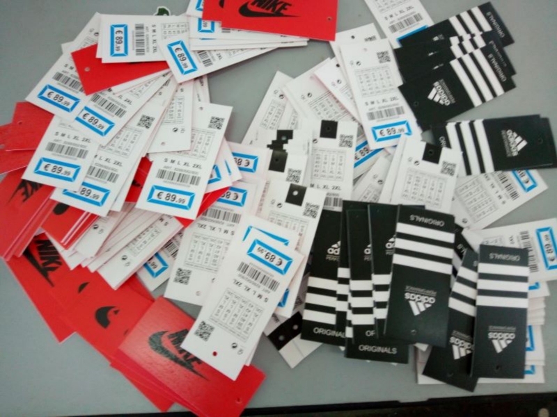 30 851 броя дрехи маратонки и чанти с логото на