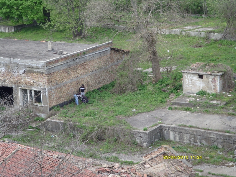 Тухлена стена е премазала тази нощ краката на циганин от