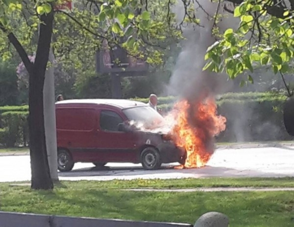 Aвтомобил се запали в движение на кръстовището на бул България