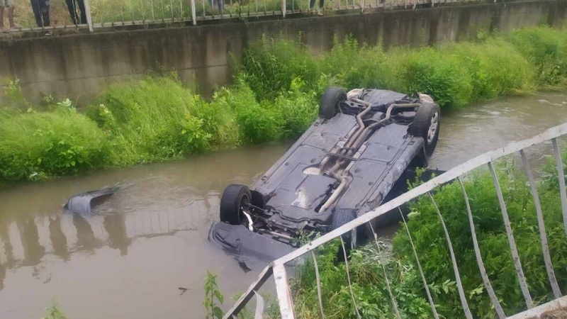 Пиян водач се обърна с колата си в река Сребра съобщиха