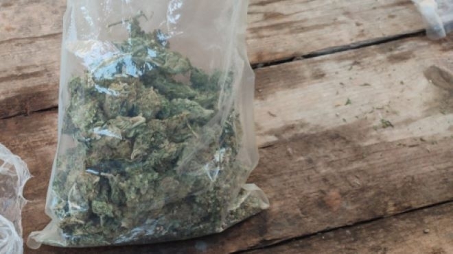 Откриха пликове с наркотици при обиск на младеж във Врачанско