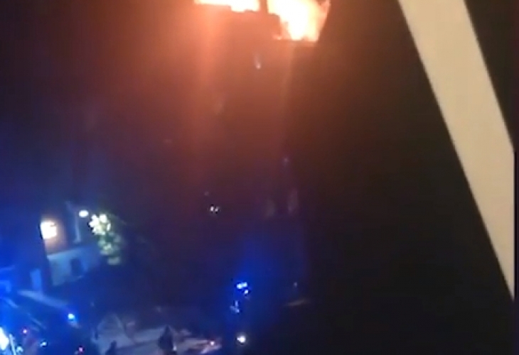 Мощен пожар обхвана жилищна сграда в района на Уест Хемпстед