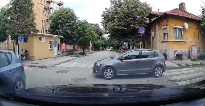 Жена отне предимство край училище във Враца и едва не