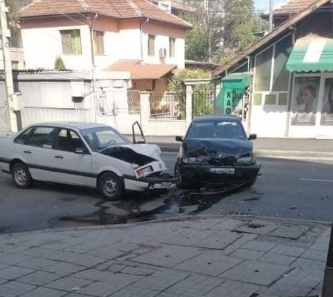 Катастрофа между Фолксваген и БМВ е станала край врачанското село