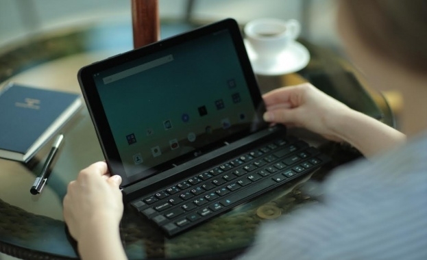 Лаптоп заразен с едни от най опасните компютърни вируси и символизиращ