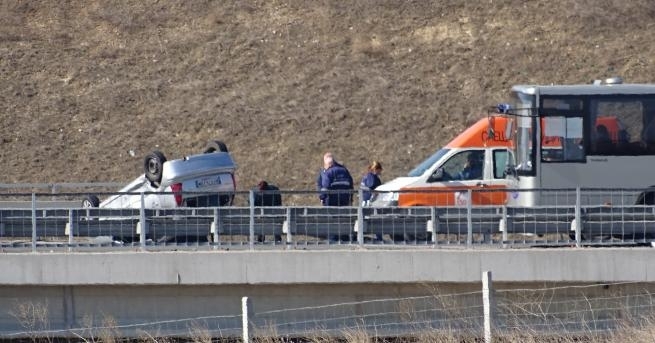 23 годишна водачка на лек автомобил е с охлузване на ръката след катастрофа