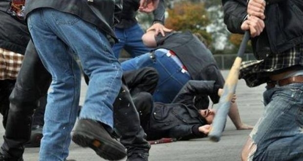 Масов бой между две семейства прати двама души в болница Те са