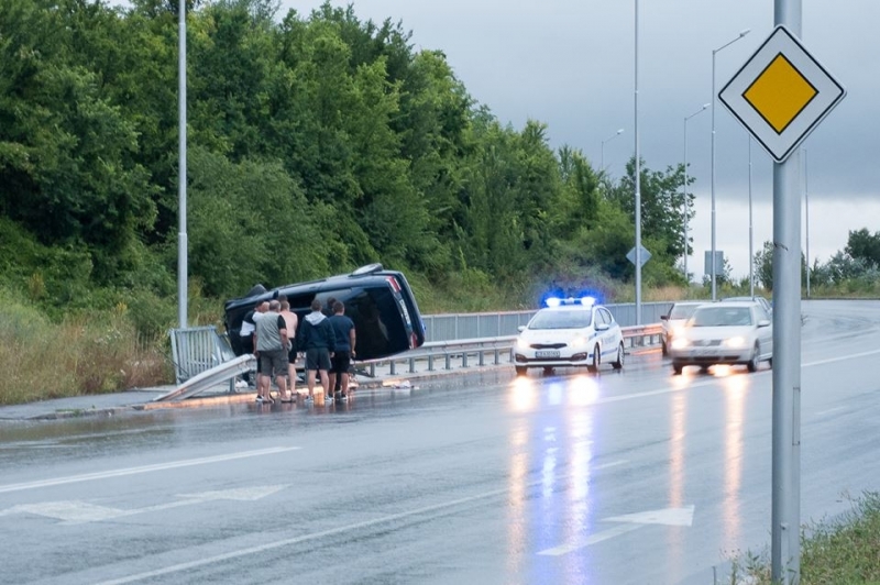 Млад водач рани четирима свои спътници след като се преобърна