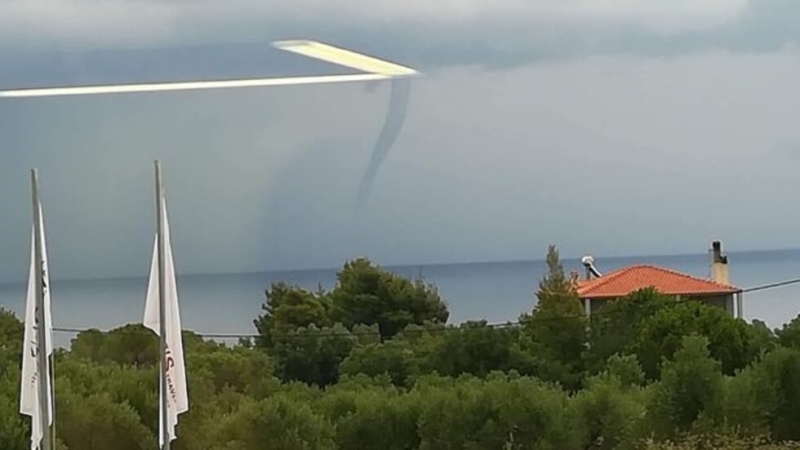 Воден смерч се образува във водите на Егейско море край