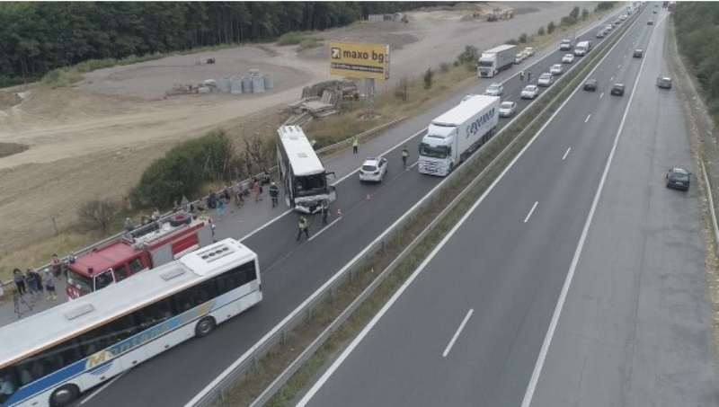 Осем души са в болница след катастрофата между автобус и