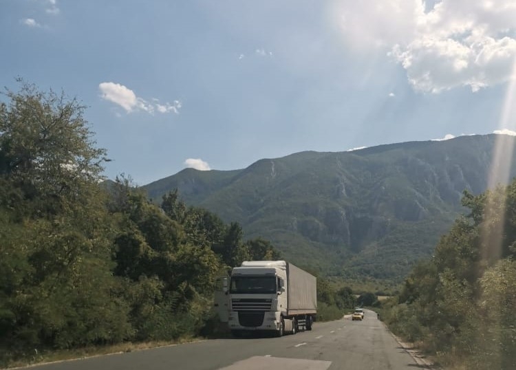 Румънски ТИР е аварирал на главен път Е 79 между Враца