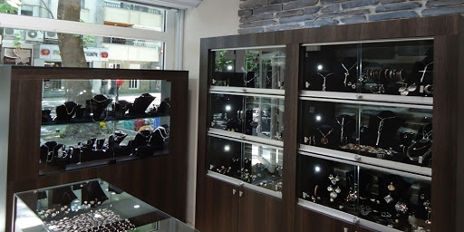 Полицаи са заловили крадец задигнал накити от магазин в Бяла