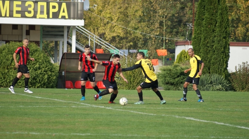 Футболистите на ОФК Локомотив Мездра надвиха като домакин тима на
