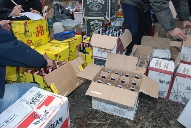 Униформени връчиха призовки и иззеха кашони с алкохол от къща