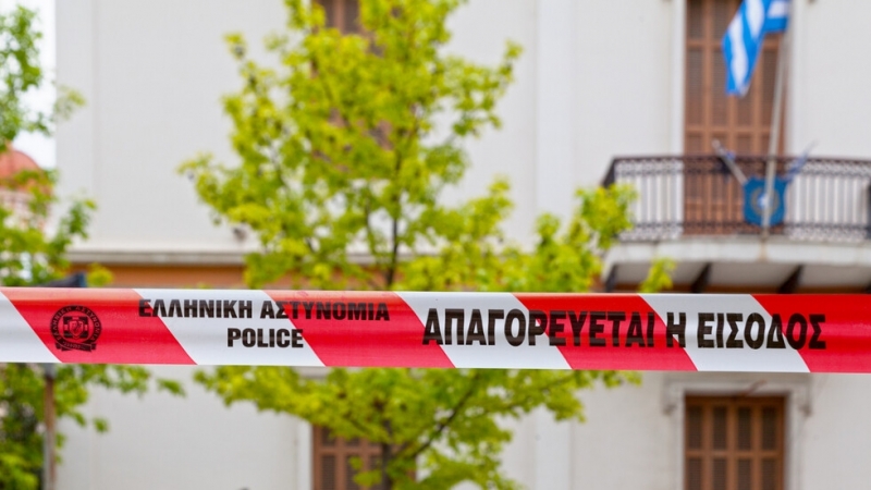 Откриха мъртво бебе, скрито в куфар в апартамент в Атина