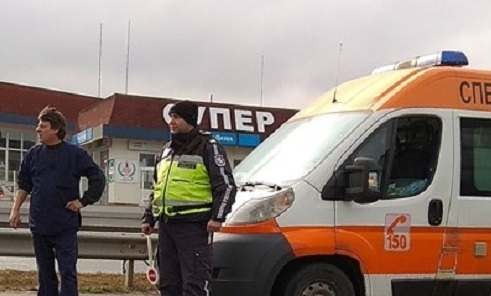 Труп на загинал пешеходец лежи покрит на околовръстното шосе в