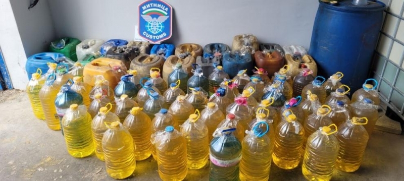 1491 литра бензин и дизел задържаха митническите служители от сектор Оперативен