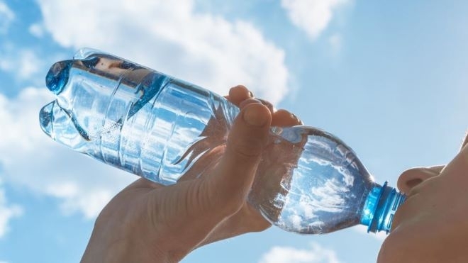 Д р Рубльова твърди че при постоянна употреба на минерална вода възниква риск от пренасищане на организма с активни вещества и микроелементи Нормално е в горещините