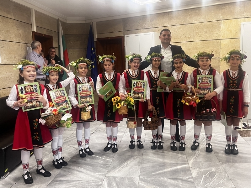 Лазарки поздравиха областния управител на Враца Георги Митов и служителите