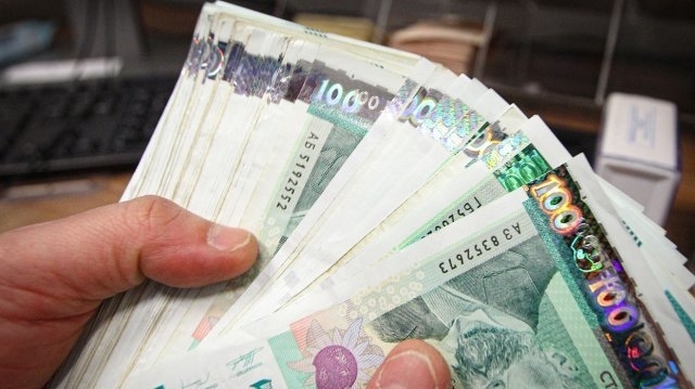 Ръстът на средната заплата в България се забави до 13
