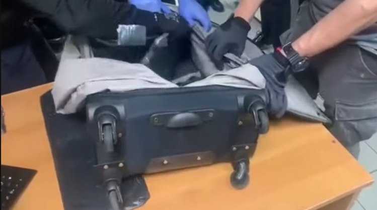 Митнически служители от отдел Борба с наркотрафика в Териториална дирекция