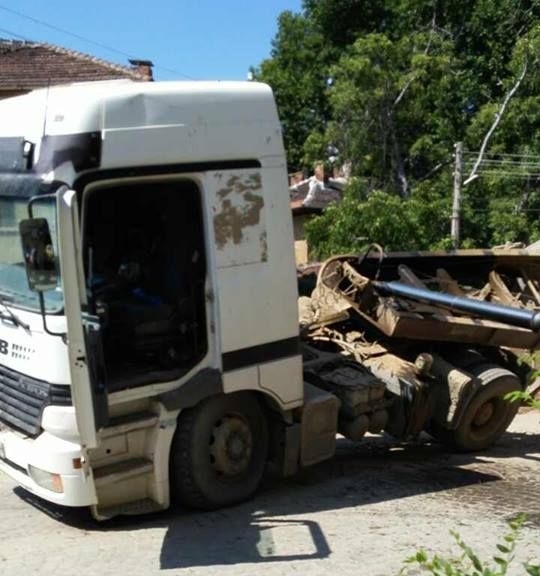 Екшън! Камион се обърна в центъра на Септември