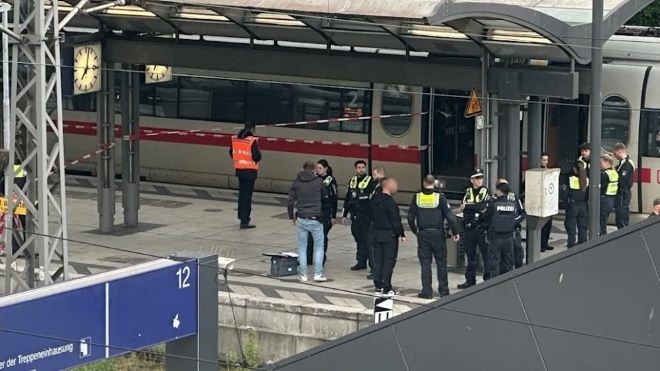 Нападение с нож на централната жп гара в Хамбург, има ранени /снимки/