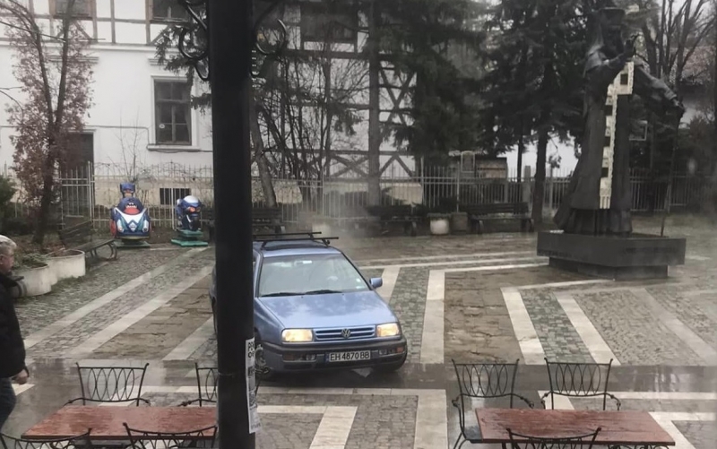 Плевенчани в повече! Объркан шофьор се повози с колата си покрай ...