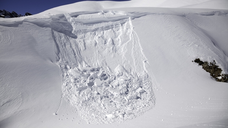 Трета от пет е степента на лавинна опасност във високата