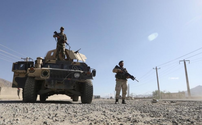 Най-малко 20 афганистански войници и полицаи бяха убити при атаки