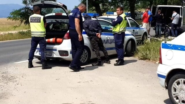 29 годишен шофьор на микробус превозвал нелегални мигранти е задържан в