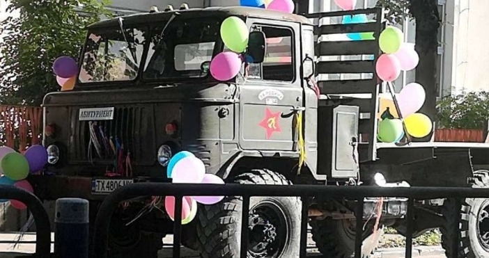 Украсена с балони ГАЗ ка с надпис Абитуриент събра погледите на