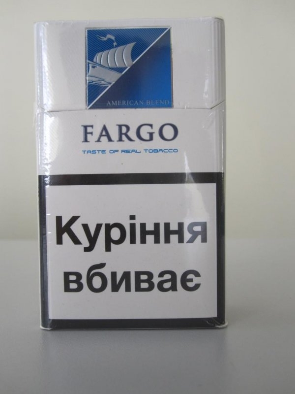Мъж продава нелегални цигари насред село