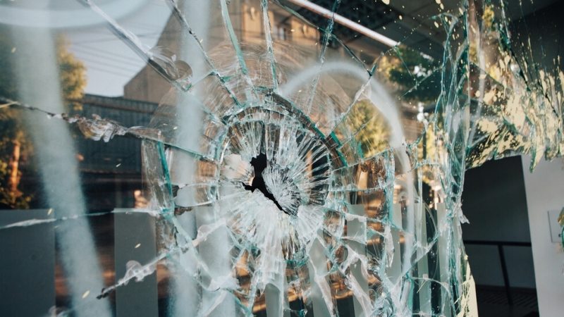 Крадец изпочупи витрините на магазин за авточасти в Монтана съобщиха