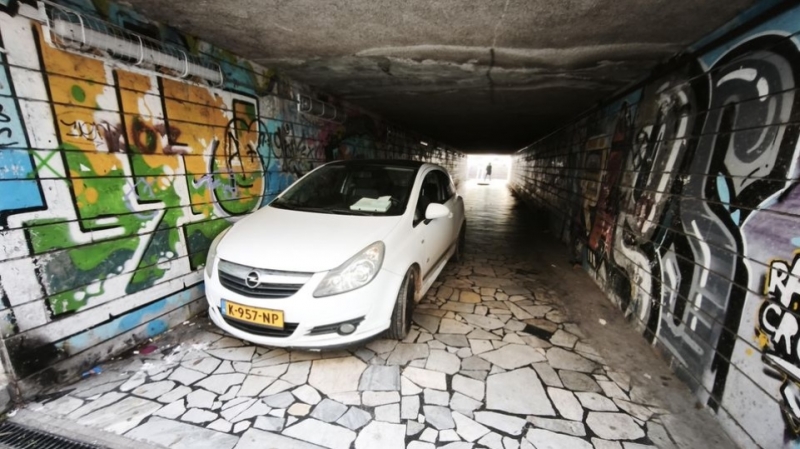 Кола паркира в подлез във Варна