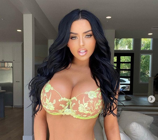 Абигейл Ратчфорд е модел и инфлуенсър Красавицата обича да се занимава