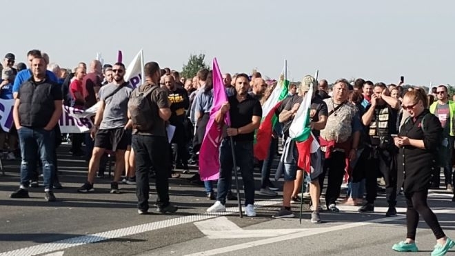 Повече от 28 часа продължава блокадата на енергетици и миньори