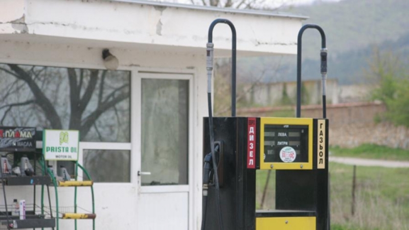 Унищожени са били метална решетка и прозорец на бензиностанция съобщиха
