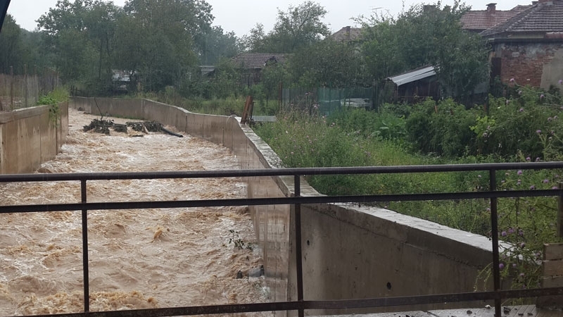 Техника е влязла в каналите Чернила и Парта сухото дере на улица