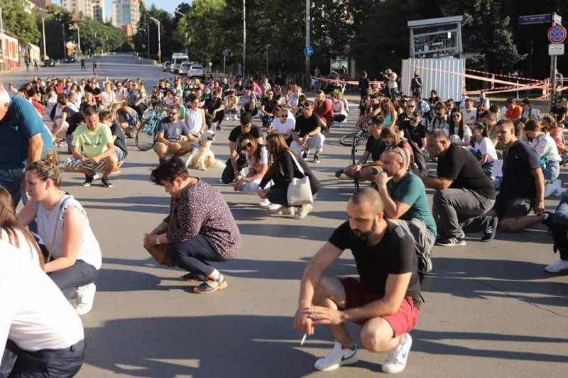 Граждани застанаха на колене в памет на жертвите в катастрофата в София /снимки/