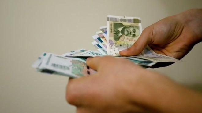 Средната годишна заплата на мъжете е 20 515 лв а