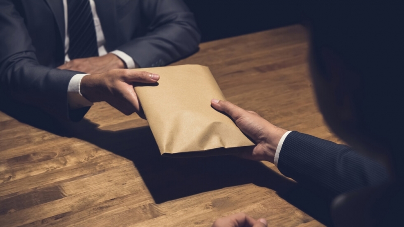 ГДБОП задържа данъчен служител от София за искане и получаване