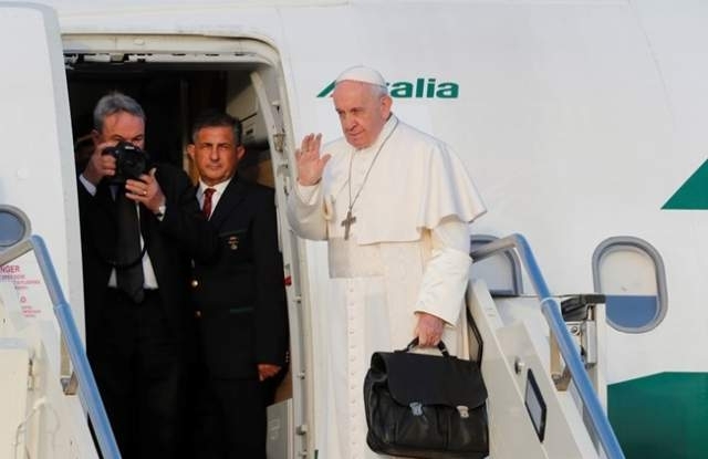 Самолетът на папа Франциск кацна в София малко преди 10