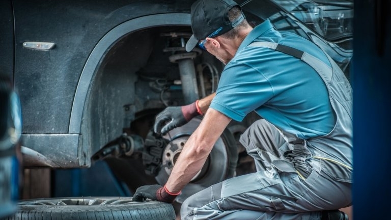 Инспектори от РИОСВ Враца са разкрили незаконен автосервиз в града научи