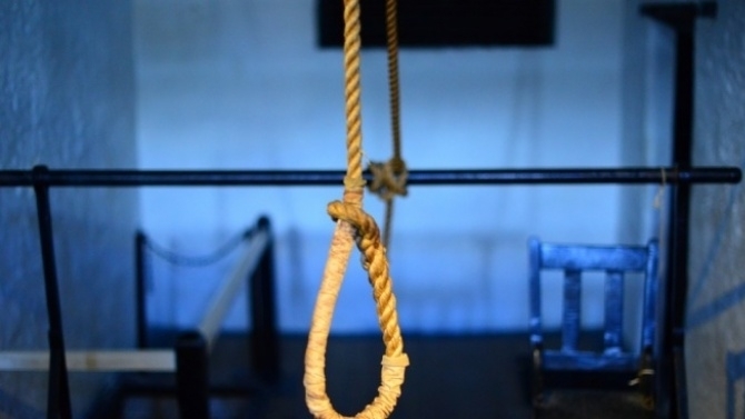 Жена е намерила мъжа си обесен дома им във врачанския