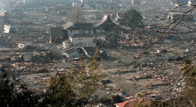 Светът си спомня за три трагични годишнини днес годишнината