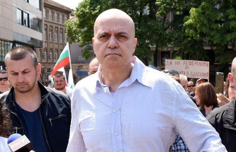 Вчера генерал Атанас Атанасов който е съпредседател на Демократична България